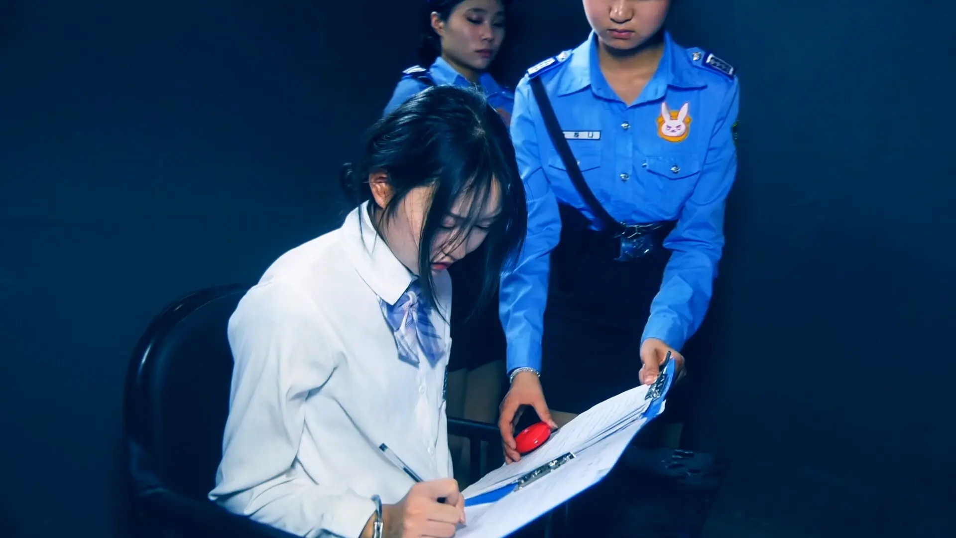 《毒蝎林潇琦末日》 第一集 林潇琦看到搜查官检查跳车逃跑逃到野外树林被追上来的搜查官抓获，她被带到看守所进行审讯，她不老实被惩罚，带她指认现场搜查