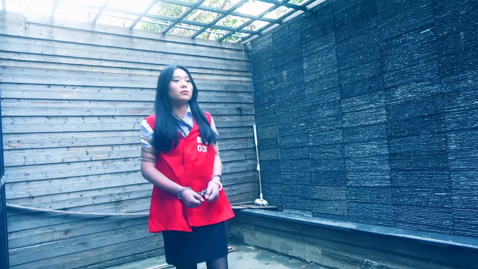 定拍《落网》 上集 王丽娜被抓获交代藏匿地点，带她指认现场