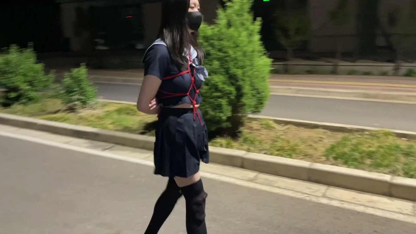 【糖糖工作室】长腿黑丝JK水手服伪娘，龟甲缚后手体验户外伪街郊狼电击