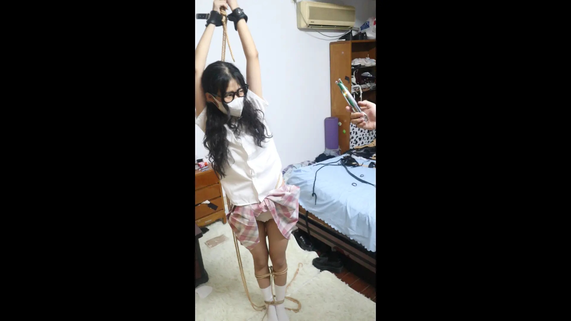 【荷仙少女剧情】【优异眼镜少女兼职的噩梦】虞琳是一名想兼职模特的高挑女学生,来到拍摄房间里,脱下牛仔裤,换上可爱衣服裙子后刚拍动作就被坏人叔叔迷晕,醒来后发现自己被双手吊着绑了起来,这发现对方是调教女 【荷仙少女剧情】【优异眼镜少女兼职的噩梦】虞琳是一名想兼职模特的高挑女学生,来到拍摄房间里,脱下牛仔裤,换上可爱衣服裙子后刚拍动作就被坏人叔叔迷晕,醒来后发现自己被双手吊着绑了起来,这发现对方是调教女