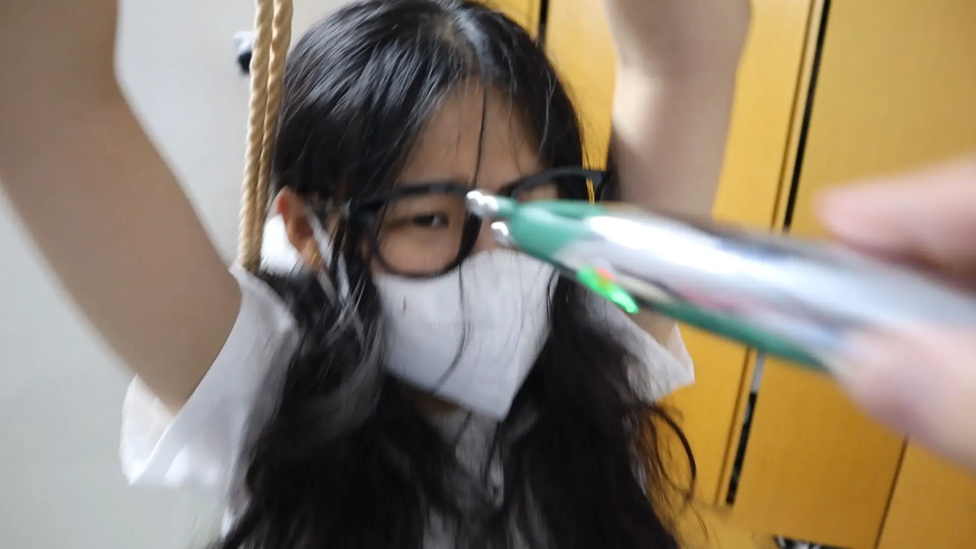 【荷仙少女剧情】【优异眼镜少女兼职的噩梦】虞琳是一名想兼职模特的高挑女学生,来到拍摄房间里,脱下牛仔裤,换上可爱衣服裙子后刚拍动作就被坏人叔叔迷晕,醒来后发现自己被双手吊着绑了起来,这发现对方是调教女 【荷仙少女剧情】【优异眼镜少女兼职的噩梦】虞琳是一名想兼职模特的高挑女学生,来到拍摄房间里,脱下牛仔裤,换上可爱衣服裙子后刚拍动作就被坏人叔叔迷晕,醒来后发现自己被双手吊着绑了起来,这发现对方是调教女