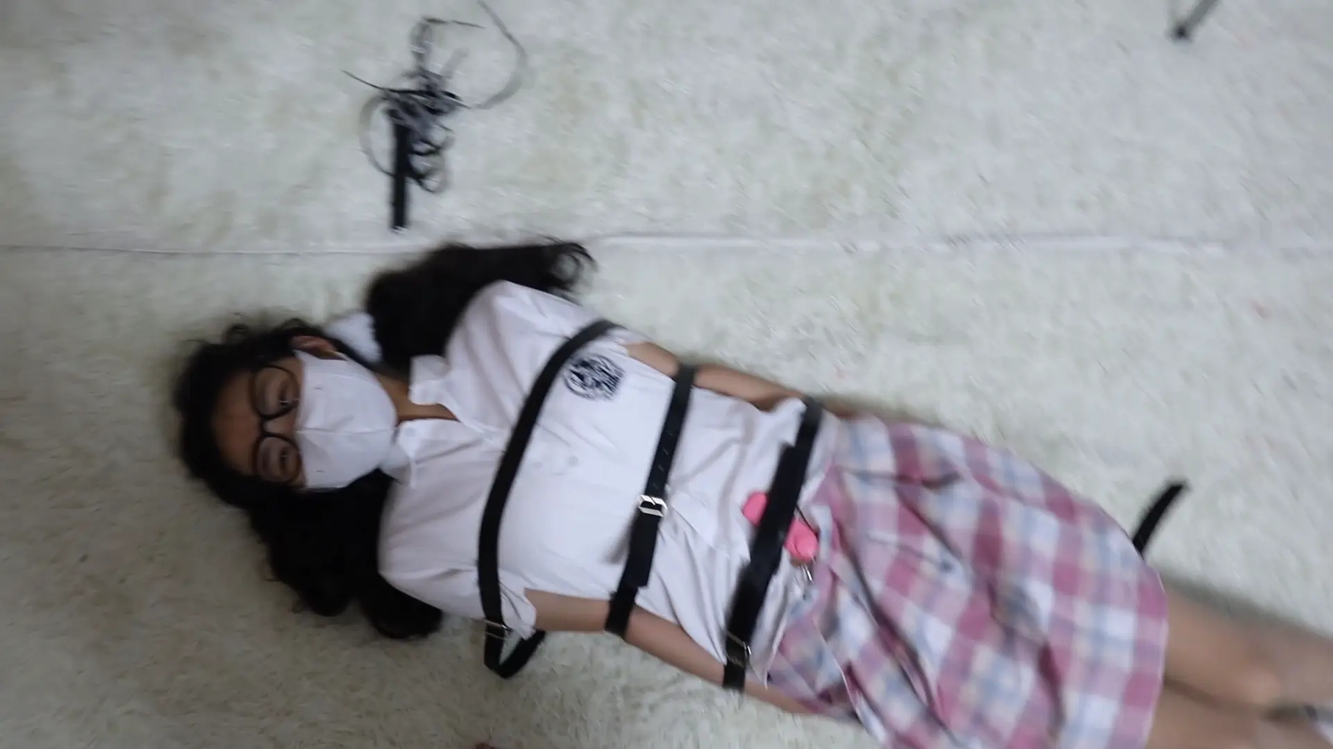 【优异眼镜少女兼职的噩梦】4完结篇,可怜的虞琳妹妹经过上述几次的轮番调教已经麻木驯服了 被拘束带捆绑着带着玩具拜倒在坏叔叔的身下蹭蹭百般讨好,但叔叔还是要惩罚之后才能放过她 【优异眼镜少女兼职的噩梦】4完结篇,可怜的虞琳妹妹经过上述几次的轮番调教已经麻木驯服了 被拘束带捆绑着带着玩具拜倒在坏叔叔的身下蹭蹭百般讨好,但叔叔还是要惩罚之后才能放过她