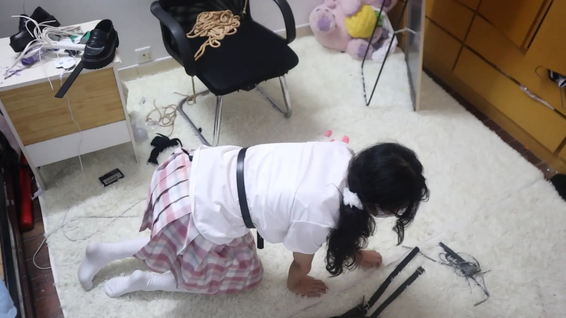 【优异眼镜少女兼职的噩梦】4完结篇,可怜的虞琳妹妹经过上述几次的轮番调教已经麻木驯服了 被拘束带捆绑着带着玩具拜倒在坏叔叔的身下蹭蹭百般讨好,但叔叔还是要惩罚之后才能放过她 【优异眼镜少女兼职的噩梦】4完结篇,可怜的虞琳妹妹经过上述几次的轮番调教已经麻木驯服了 被拘束带捆绑着带着玩具拜倒在坏叔叔的身下蹭蹭百般讨好,但叔叔还是要惩罚之后才能放过她
