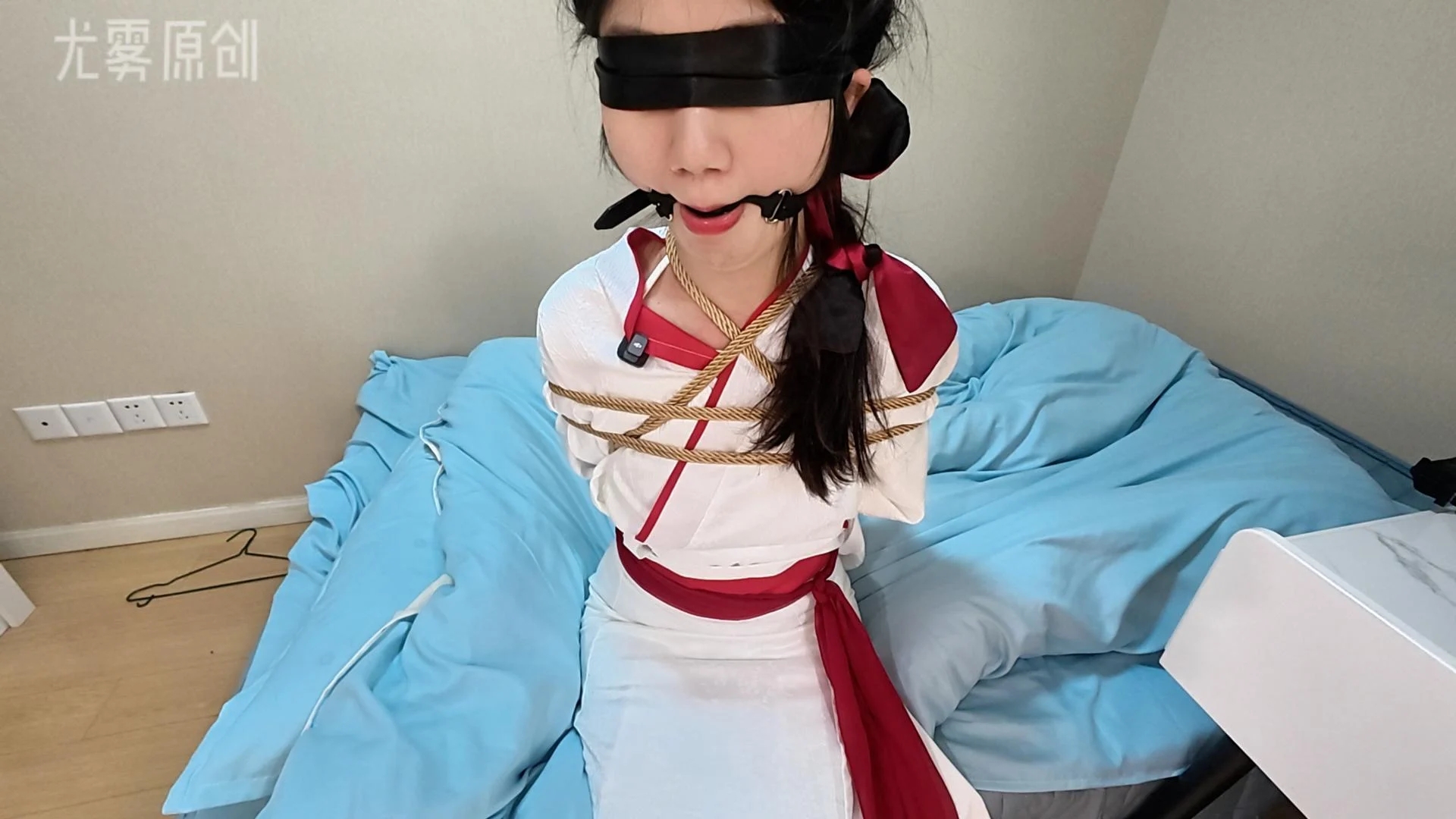 古风爱好者小尤被粉丝入室调教 古风爱好者小尤被粉丝入室调教