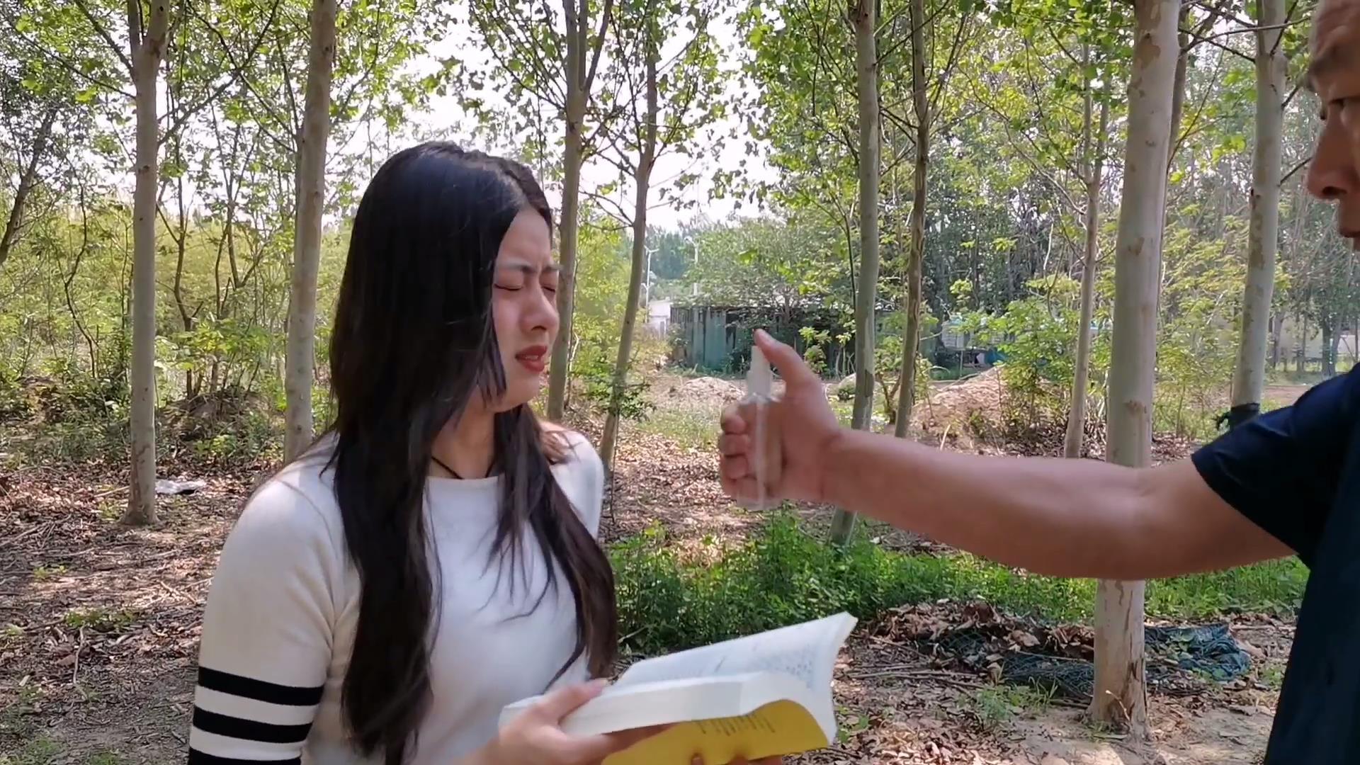 学生希希在小树林在看小说,被2个歹徒入麻袋,装进后备箱拉到密室里,索要钱财无果,将她折磨至死,用麻袋包裹准备投进臭水坑里 学生希希在小树林在看小说,被2个歹徒入麻袋,装进后备箱拉到密室里,索要钱财无果,将她折磨至死,用麻袋包裹准备投进臭水坑里