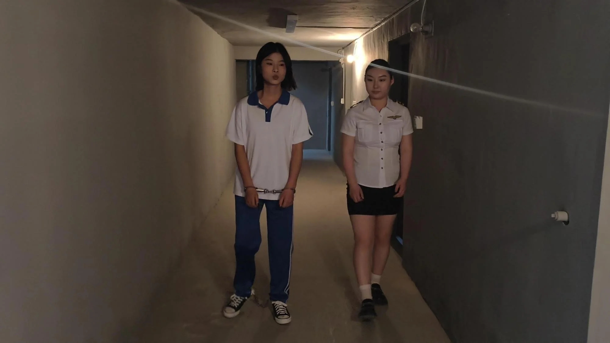 【鑫鑫工作室】反骨妹妹体验记-新模特小儒扮演不想上学的JC妹妹,来姐姐单位找姐姐玩,想体验监狱生活当女囚,兴奋的拿起手铐脚铐把自己铐起来,姐姐为了惩罚妹妹,套路她给她戴上最重的脚镣,各种重镣都给妹妹挨个带一遍,最后带上了30多斤的巨镣,妹妹终于受不了了,开始求饶,求姐姐给她解开,表示以后一定好好上学好好读书。 【鑫鑫工作室】反骨妹妹体验记-新模特小儒扮演不想上学的JC妹妹,来姐姐单位找姐姐玩,想体验监狱生活当女囚,兴奋的拿起手铐脚铐把自己铐起来,姐姐为了惩罚妹妹,套路她给她戴上最重的脚镣,各种重镣都给妹妹挨个带一遍,最后带上了30多斤的巨镣,妹妹终于受不了了,开始求饶,求姐姐给她解开,表示以后一定好好上学好好读书。