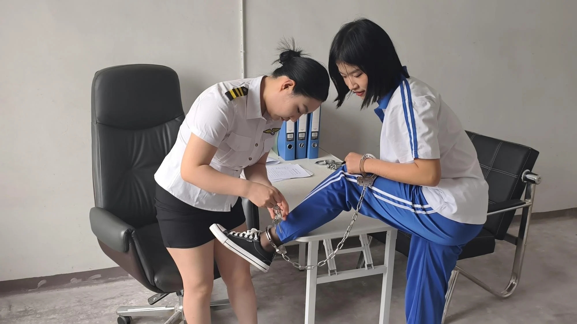 【鑫鑫工作室】反骨妹妹体验记-新模特小儒扮演不想上学的JC妹妹,来姐姐单位找姐姐玩,想体验监狱生活当女囚,兴奋的拿起手铐脚铐把自己铐起来,姐姐为了惩罚妹妹,套路她给她戴上最重的脚镣,各种重镣都给妹妹挨个带一遍,最后带上了30多斤的巨镣,妹妹终于受不了了,开始求饶,求姐姐给她解开,表示以后一定好好上学好好读书。 【鑫鑫工作室】反骨妹妹体验记-新模特小儒扮演不想上学的JC妹妹,来姐姐单位找姐姐玩,想体验监狱生活当女囚,兴奋的拿起手铐脚铐把自己铐起来,姐姐为了惩罚妹妹,套路她给她戴上最重的脚镣,各种重镣都给妹妹挨个带一遍,最后带上了30多斤的巨镣,妹妹终于受不了了,开始求饶,求姐姐给她解开,表示以后一定好好上学好好读书。