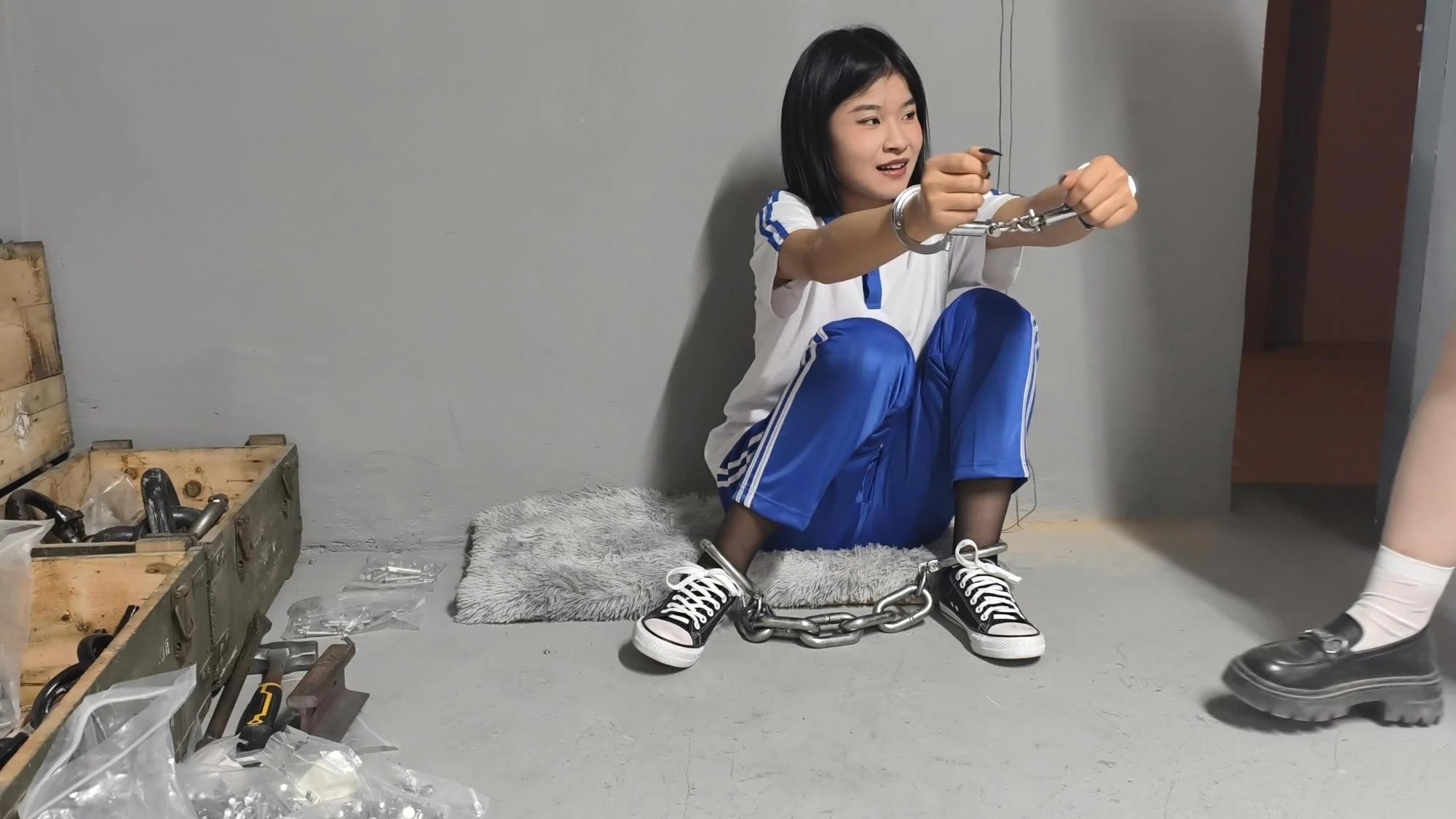 【鑫鑫工作室】反骨妹妹体验记-新模特小儒扮演不想上学的JC妹妹,来姐姐单位找姐姐玩,想体验监狱生活当女囚,兴奋的拿起手铐脚铐把自己铐起来,姐姐为了惩罚妹妹,套路她给她戴上最重的脚镣,各种重镣都给妹妹挨个带一遍,最后带上了30多斤的巨镣,妹妹终于受不了了,开始求饶,求姐姐给她解开,表示以后一定好好上学好好读书。 【鑫鑫工作室】反骨妹妹体验记-新模特小儒扮演不想上学的JC妹妹,来姐姐单位找姐姐玩,想体验监狱生活当女囚,兴奋的拿起手铐脚铐把自己铐起来,姐姐为了惩罚妹妹,套路她给她戴上最重的脚镣,各种重镣都给妹妹挨个带一遍,最后带上了30多斤的巨镣,妹妹终于受不了了,开始求饶,求姐姐给她解开,表示以后一定好好上学好好读书。
