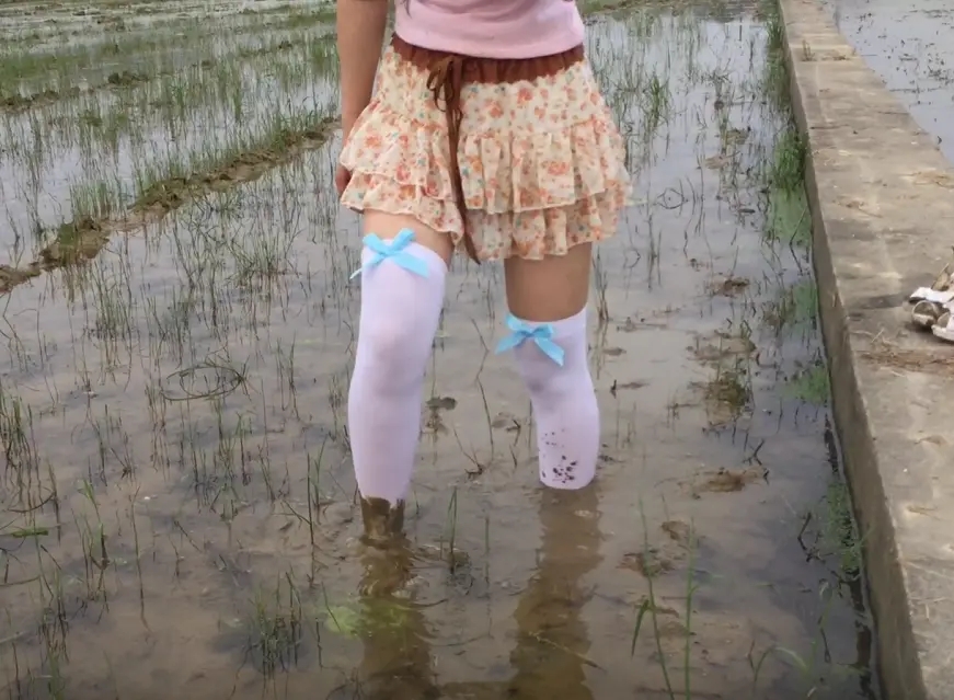 经典萌妹白丝乡间踩泥 4款袜子 轮番蹂躏