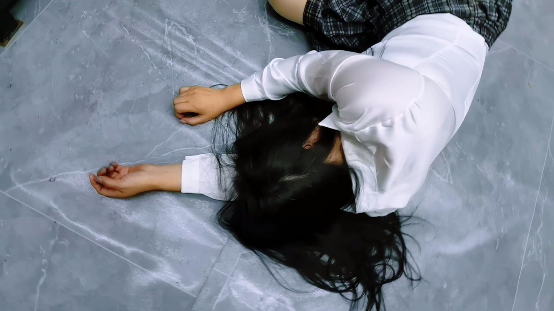 误入房间的女人惨遭无情折磨,电动股绳机威力太大了,一会将她折磨地晕死过去..... 误入房间的女人惨遭无情折磨,电动股绳机威力太大了,一会将她折磨地晕死过去.....