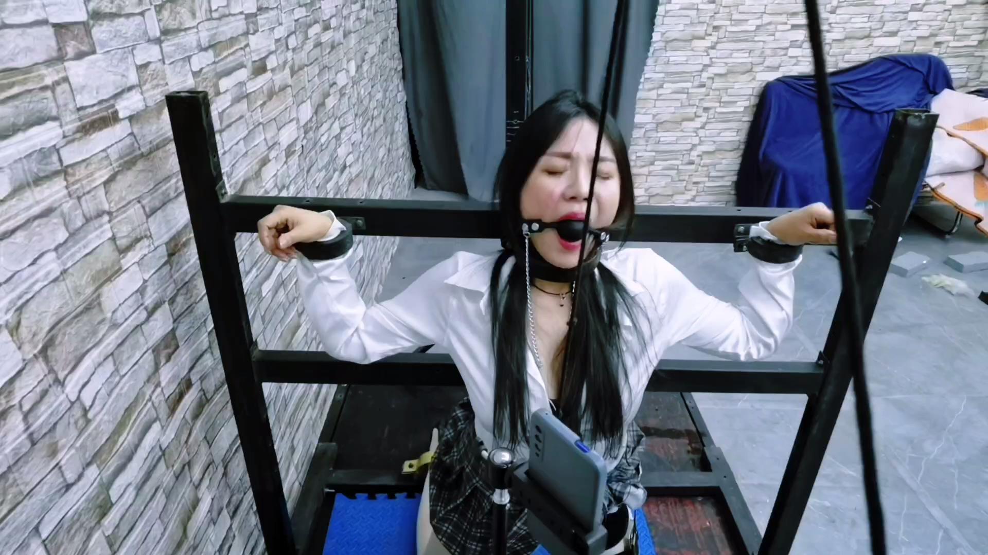 误入房间的女人惨遭无情折磨,电动股绳机威力太大了,一会将她折磨地晕死过去..... 误入房间的女人惨遭无情折磨,电动股绳机威力太大了,一会将她折磨地晕死过去.....