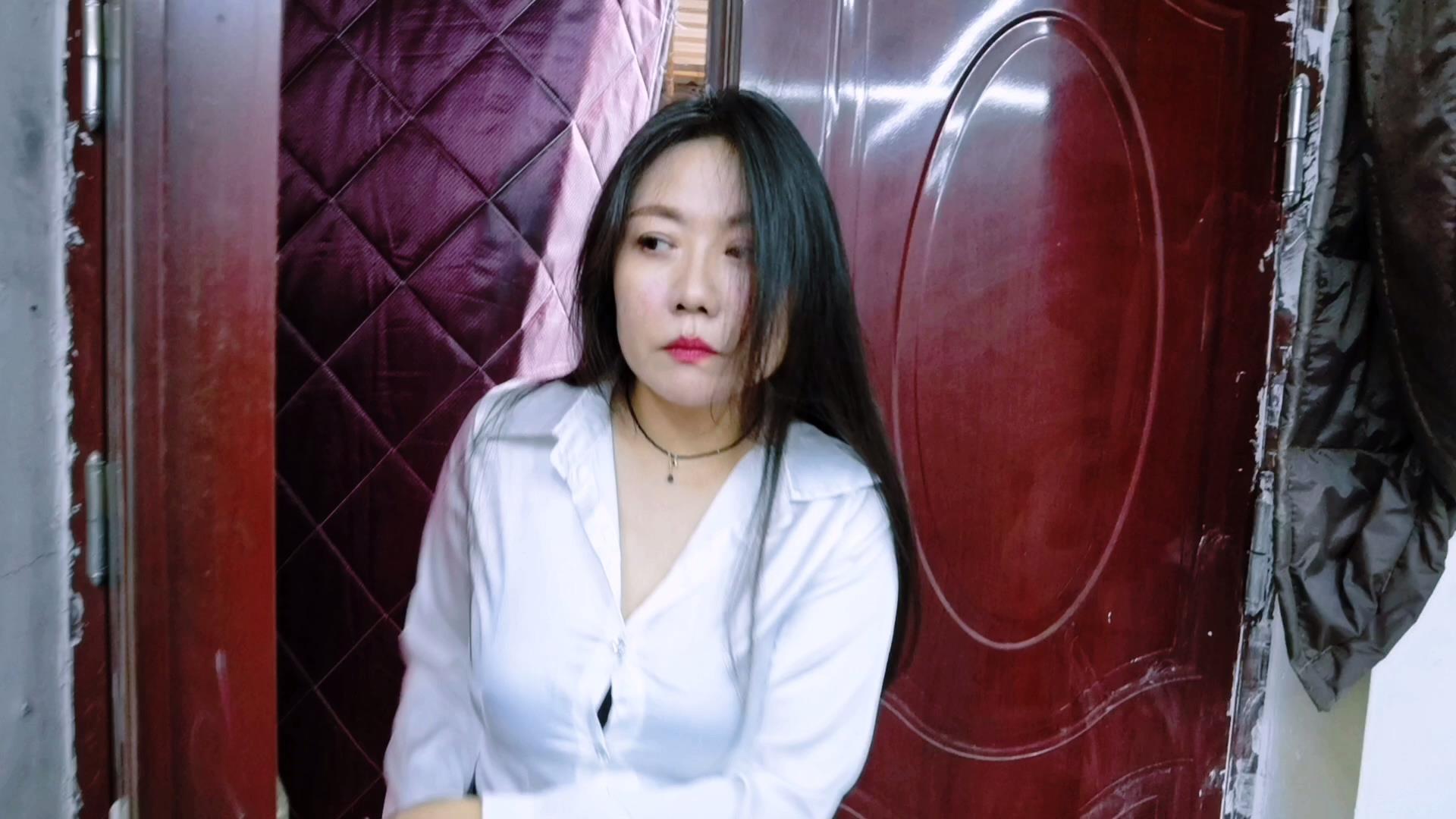 误入房间的女人惨遭无情折磨,电动股绳机威力太大了,一会将她折磨地晕死过去..... 误入房间的女人惨遭无情折磨,电动股绳机威力太大了,一会将她折磨地晕死过去.....