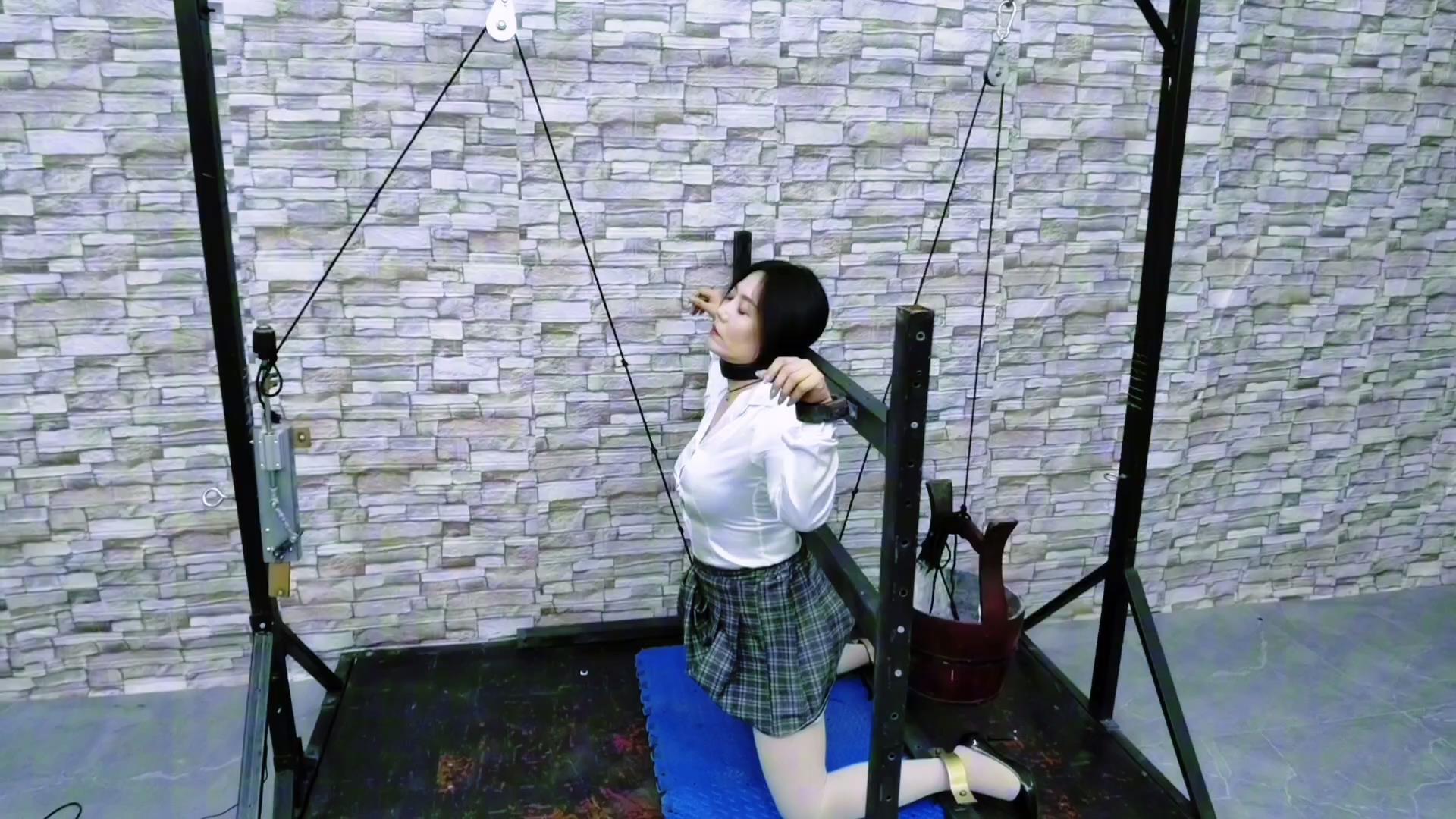 误入房间的女人惨遭无情折磨,电动股绳机威力太大了,一会将她折磨地晕死过去..... 误入房间的女人惨遭无情折磨,电动股绳机威力太大了,一会将她折磨地晕死过去.....