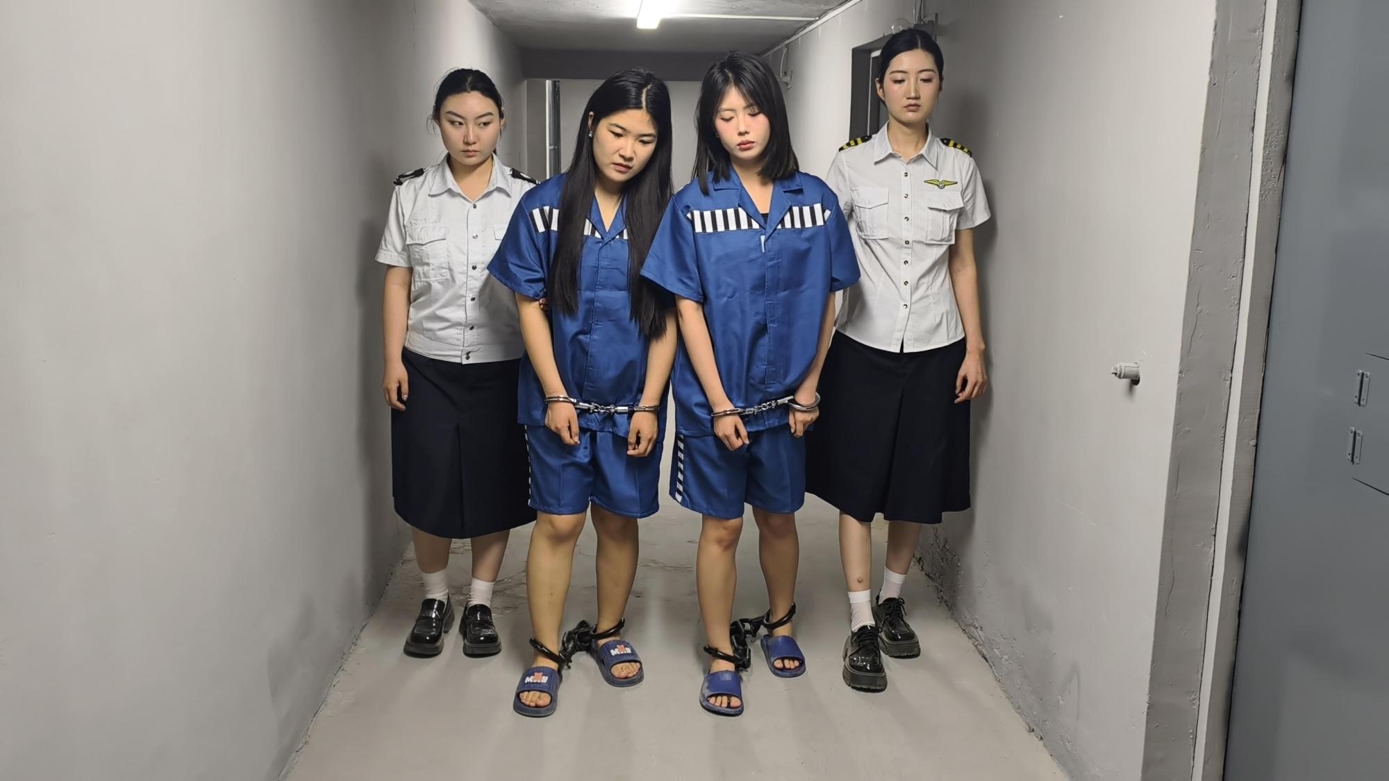 【鑫鑫工作室】新模特小艾云思饰演女贩和s人犯(下），被逮捕后户外指认现场，两人被判s刑带30斤重脚镣，最后在户外二人被q决，五花大绑，押赴刑场