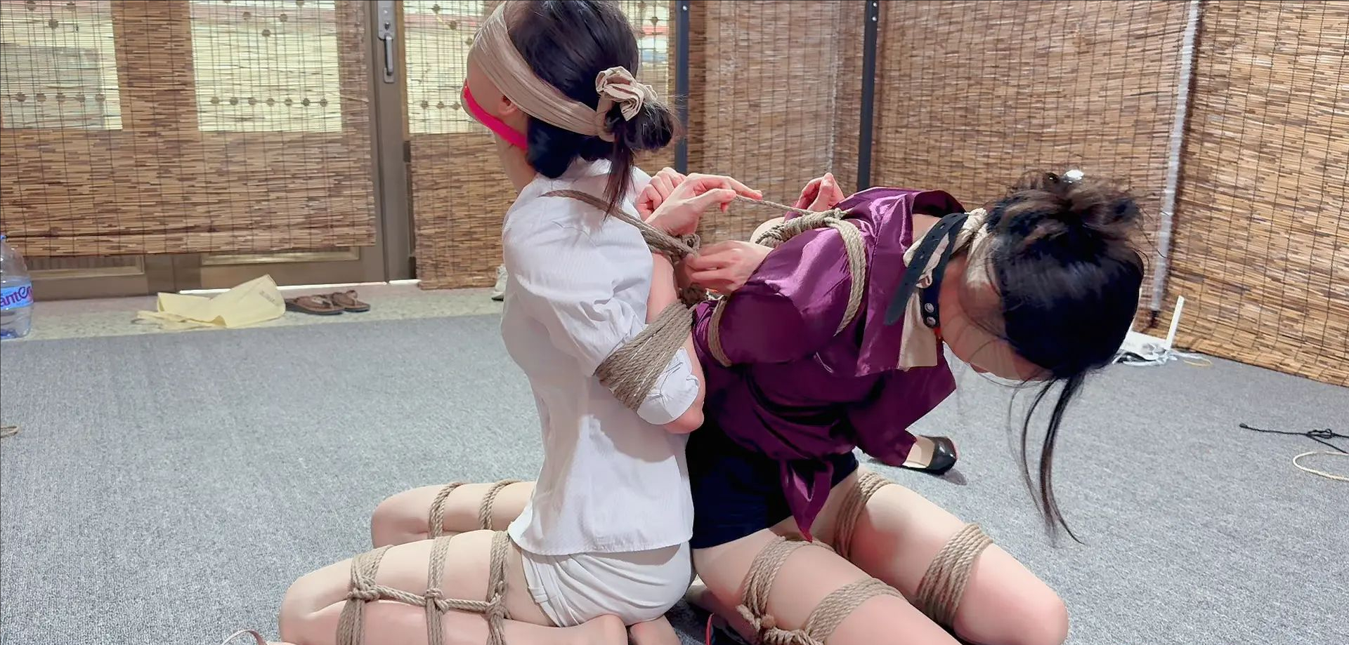 35小脚工作室-被绑成这样如何自救? 35小脚工作室-被绑成这样如何自救?