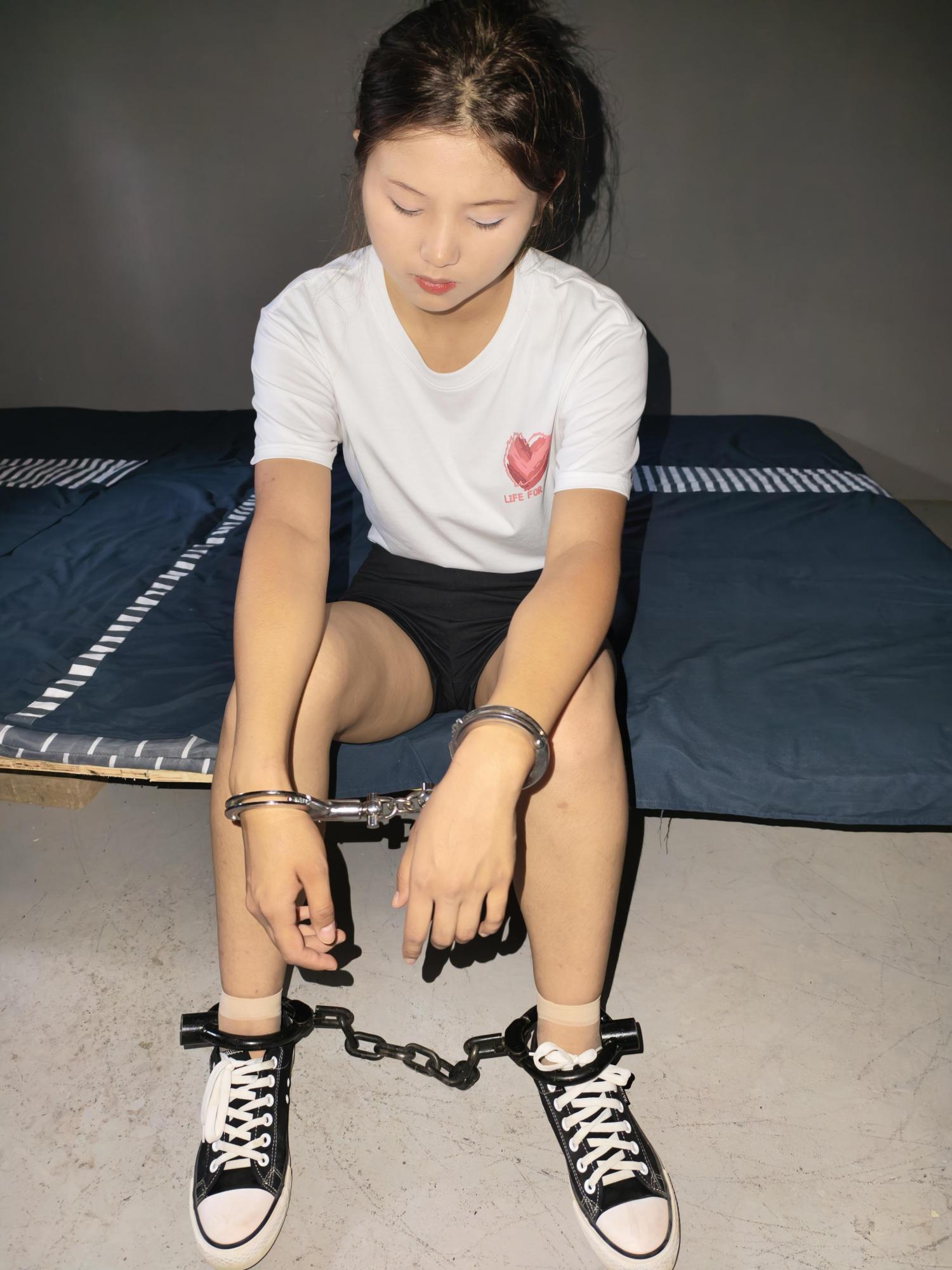 【鑫鑫工作室】以墨被逮捕，被佩戴连体镣铐，死镣死铐，因杀人被判刑，带20斤镣铐