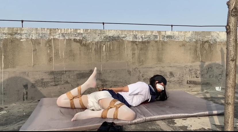 夏日白丝捆绑放置天台暴晒汗水浸透全身