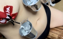 调教之超漂亮“萝莉姐姐”三角木马吊脚调教！三角木马+水桶乳夹+舌钉负重+SP打屁股/耳光，乳夹夹上不痛但是取下来反而会痛，那就用帮你缓解吧,这羞辱乳贴还是自己带来的，真是条小贱苟呢