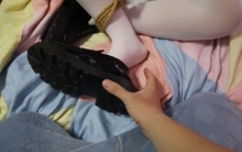 VIVI 甜声萝莉的盘腿缚，最近VIVI谈了男朋友，男朋友对她越好，VIVI就觉得会缺了点什么，就会来主人这里接受轻受惩罚，各种欺辱鞭虐，打到哭喊，然后心里才会平衡，真是谈了恋爱也忘不了被
