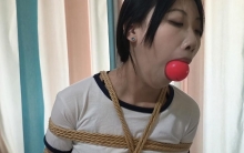 【禾一原创】（惩罚与奖励）要求用嘴把口球叼到指定地点 被骗的小慧成功与否都要被刷子折磨 演技在线 极品玉足～