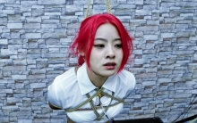 红毛少女希希因偷情到贴小帅哥,把其对象活活气死,对象大哥得知后把希希绑起来,把她折磨的死气活来至晕死过去,终于为小弟报仇了...