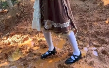 洛丽塔女孩踩泥