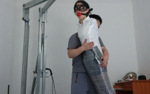 把玩包裹的女孩