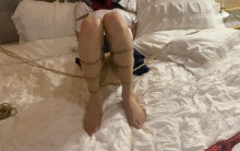 【玖喵原创】抱着双马尾肉丝Jk水手服Tk挠脚心SP打屁屁抚摸驷马绑好盖着被子睡觉