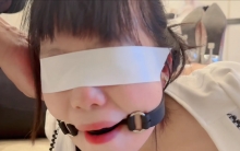 捆绑前的调教 扎带驷马 蒙眼 口球堵嘴 tk打脚心