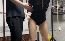 线下真实调教之超漂亮“萝莉姐姐”的求调教之旅！强制踮脚+舌钉负重+打屁屁SP+超狠耳光+手指弹下边/胸，妹子是个年上姐姐但是超级反差，一直想来一次完全沉浸式全身心的调教，那今天主人就满足你.
