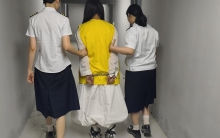 【鑫鑫工作室】新模特小艾云思饰演女贩和人犯，被逮捕后还不老实，于是先踮起脚来拷上，到监狱后又苏秦背剑铐起来，终于忍受不了，承认了犯罪经过