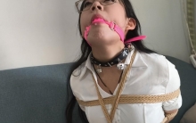 （束缚挑战）日式紧缚 脚铐+超紧口球流口水滴到腿上+超薄肉丝+项圈+制服学生装+放置挣扎+沉浸式～演技很好~挣扎的很卖力