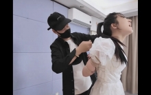 杨若琳白色礼服，五花紧缚逛店