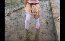 经典萌妹白丝乡间踩泥 4款袜子 轮番蹂躏