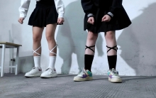 【樱束原创】《叛逆期的女学生们》苏颖李慧两个叛逆的女学生上自习课不好好复习功课偷玩手机被巡堂老师抓个正着！狠狠的罚她俩人蹲马步深蹲！让两人相互挠脚心惩罚！笑到喘不上气来不停的求老师向老师认错