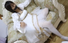 【荷仙少女】【婚纱少女B本本】祝婚快乐，还这么年轻清纯就穿上婚纱了，这不给好好绑起来玩弄玩弄一番吗,一袭婚纱+ 捆绑堵嘴，拿鞭子捅玩女孩B的身体，看着敏感的少女B本本痛苦的样子真是绝了（双视角）