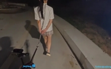 牵着小琦出去玩