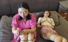 姐妹花同好看TK片心痒，决定自己玩，于是绑上自己TK,没想到两人都特别怕痒，蛇缚，日式，手铐，统统用上，结果互相挠痒，挠的花枝乱颤，笑声实在是太好听了。